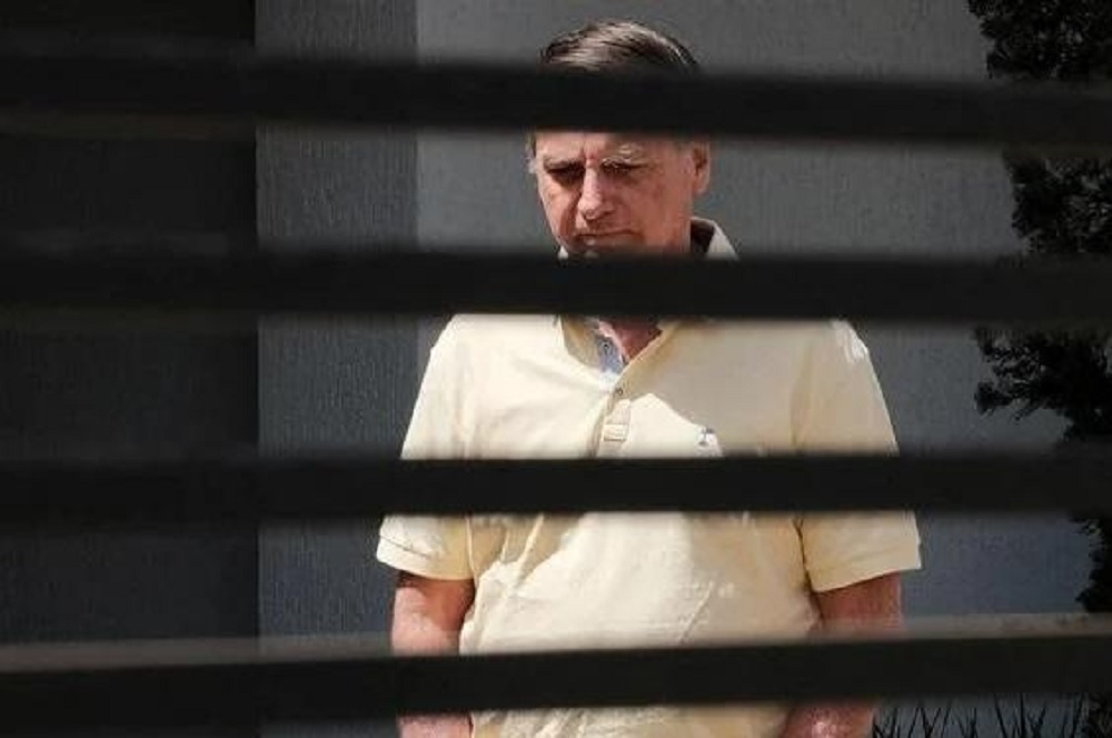 Preso, Bolsonaro recusa comida da PF e só aceita alimento de familiares