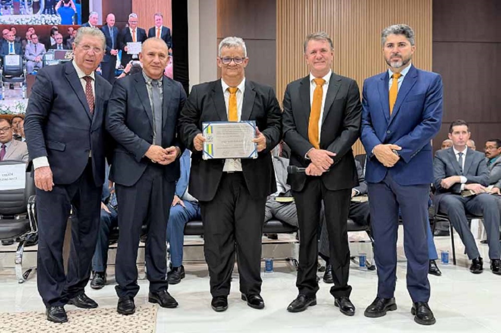 Deputado Luizinho Goebel entrega Voto de Louvor pelos 50 anos da Assembleia de Deus de Colorado do Oeste