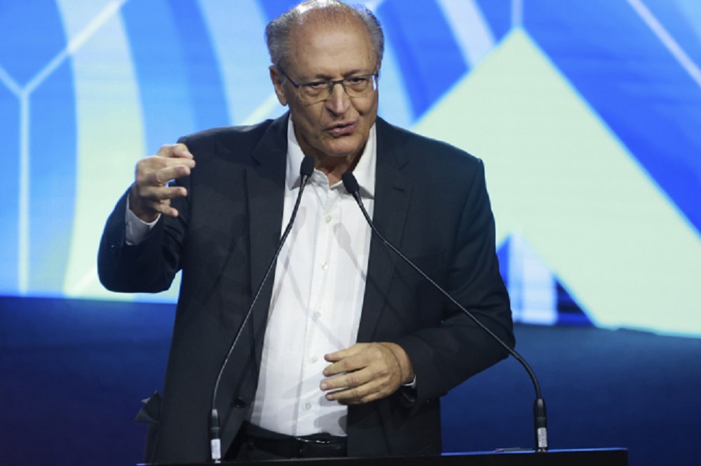 Alckmin diz que Brasil vai se empenhar para tirar mais produtos do tarifaço ‘com urgência’
