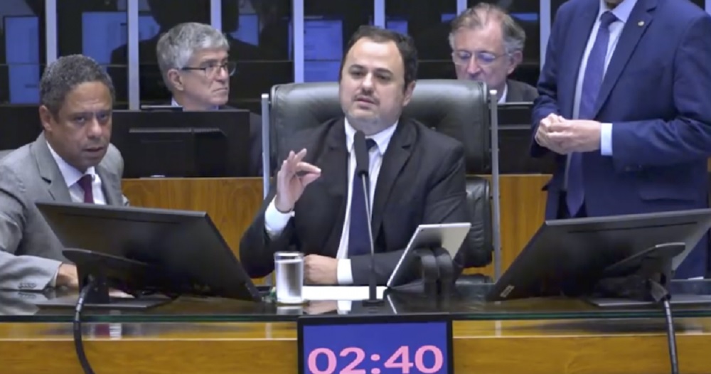 Ameaçado de cassação, Deputado Federal ocupa mesa da Câmara e é retirado à força