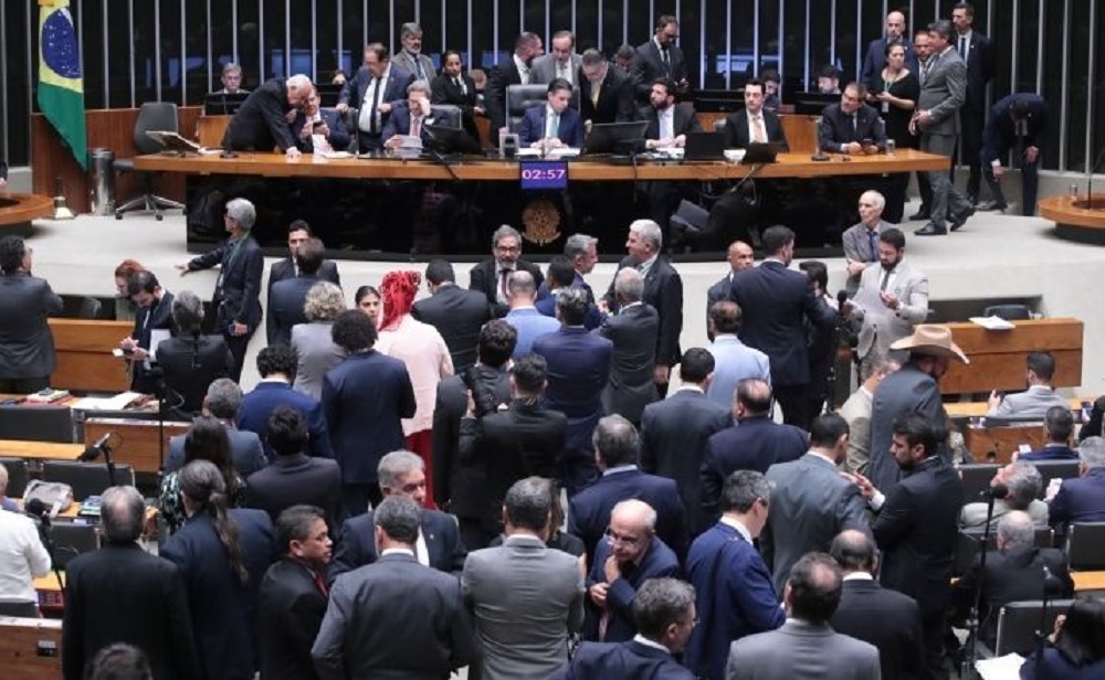 Câmara aprova proposta para reduzir pena de condenados por tentativa de golpe
