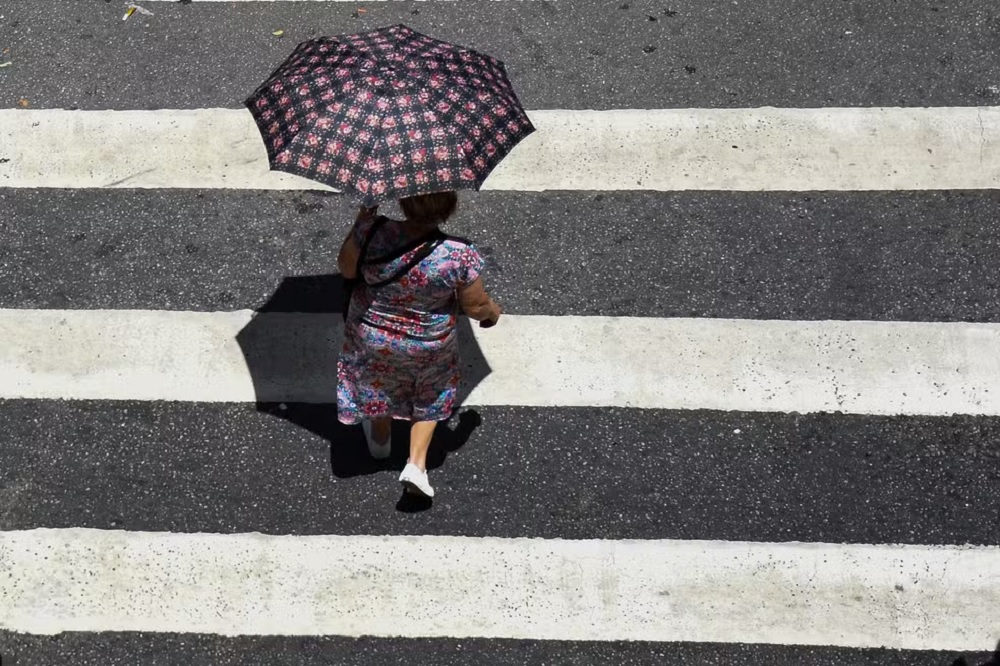 Calor intenso segue dominando o país nesta sexta; fim de semana tem risco de temporais em várias regiões