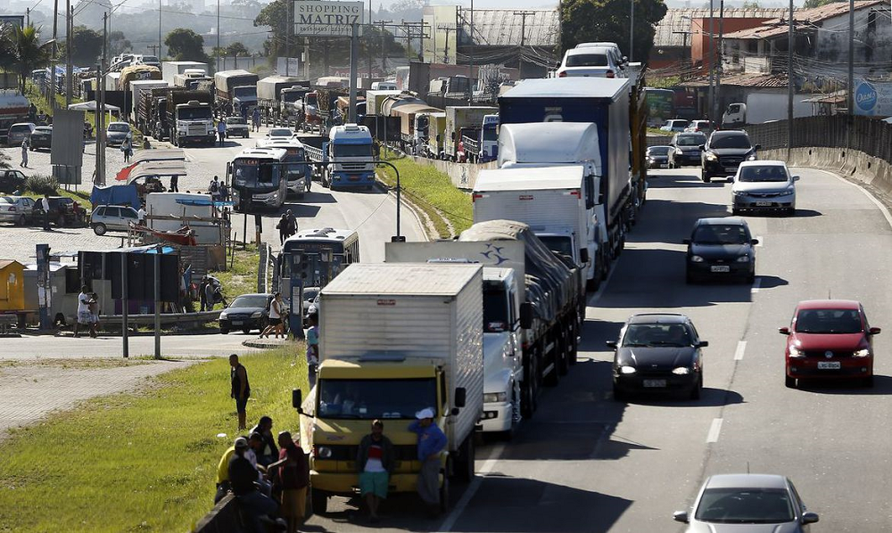 Caminhoneiros convocam paralisação geral em todo Brasil nesta quinta