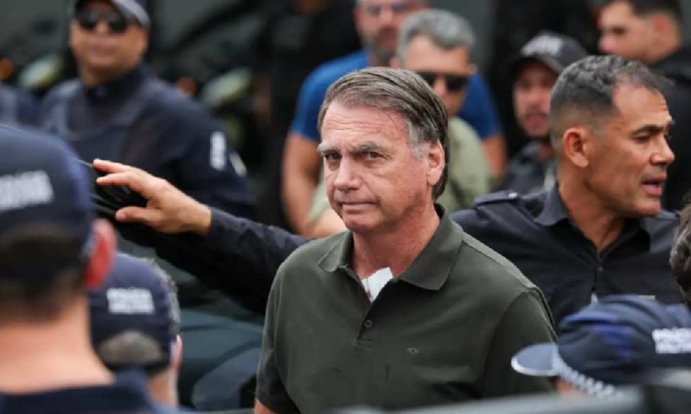 Bolsonaro bate a cabeça em móvel na cela da PF e sofre traumatismo craniano leve