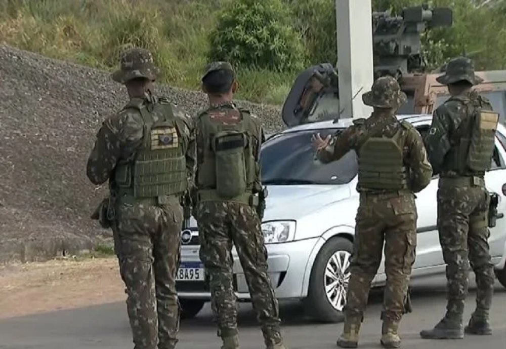Militares venezuelanos retomam revistas na fronteira com Brasil