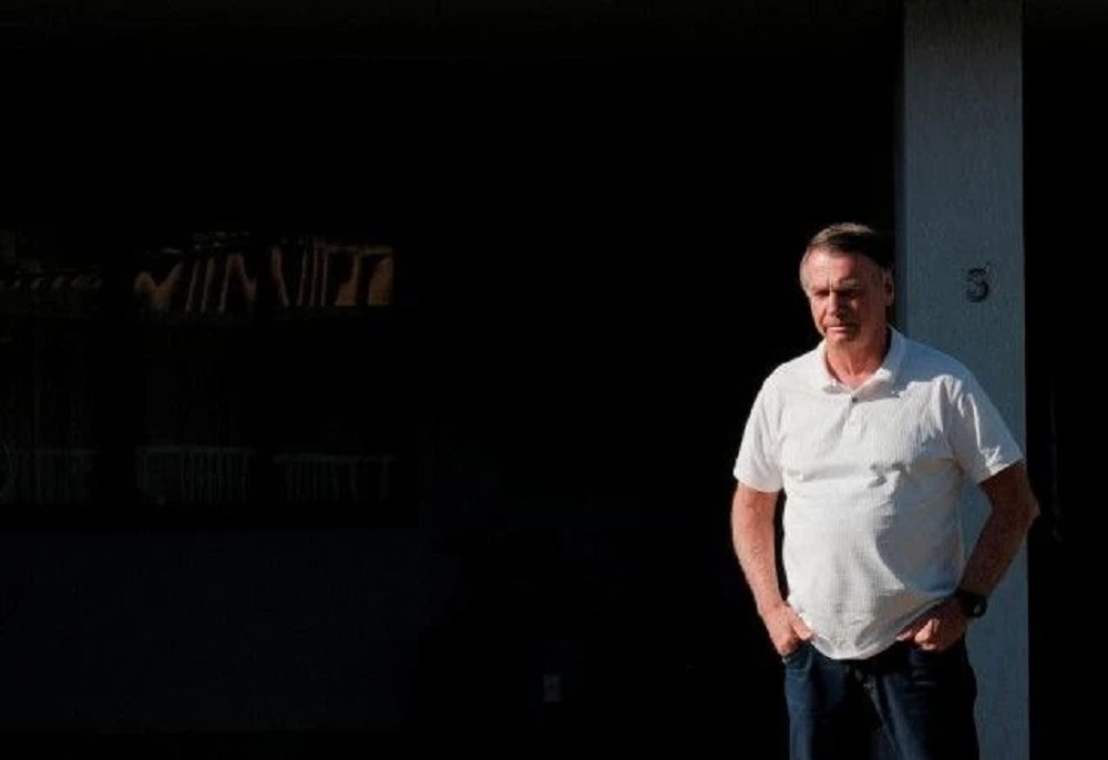 Bolsonaro recebe alta de hospital e segue para prisão domiciliar