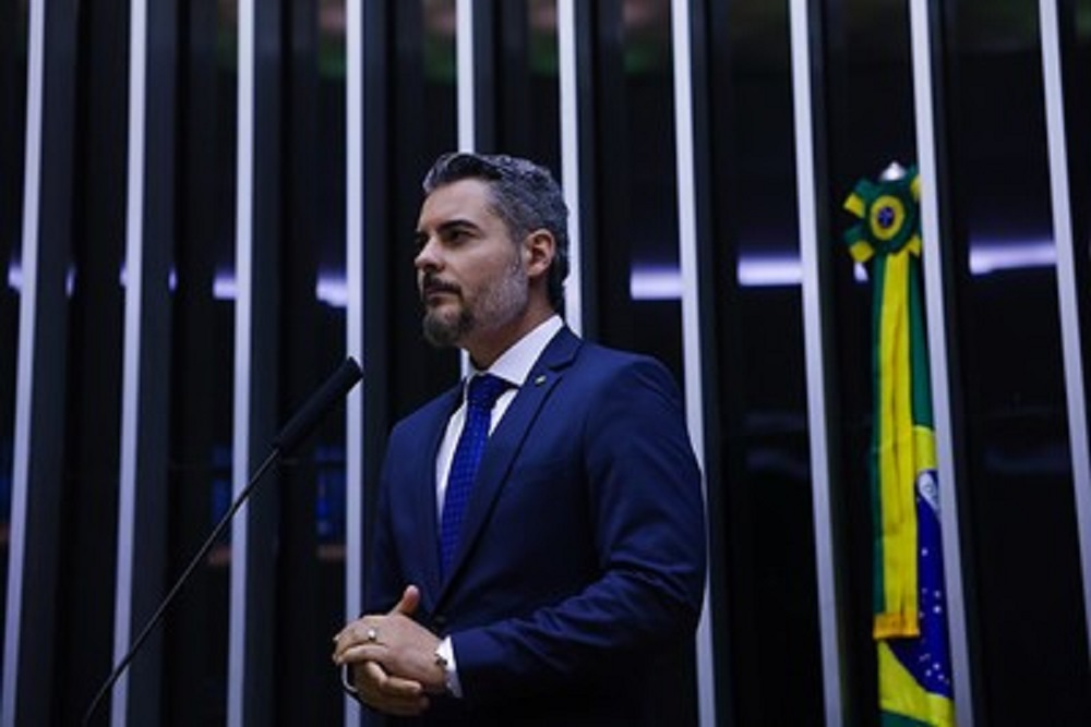 Deputado Thiago Flores propõe emendas para baratear passagens aéreas no Brasil