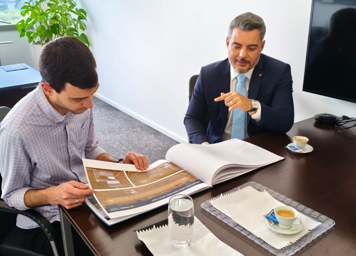 Thiago Flores apresenta projeto do aeroporto de Ariquemes à Azul