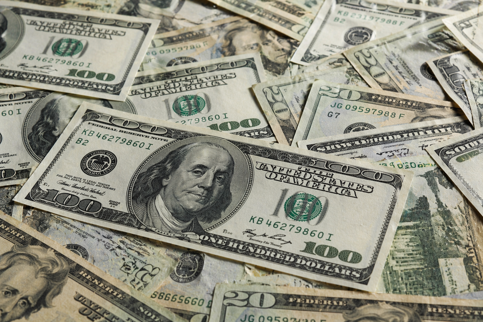 Com queda do dólar, gastos de brasileiros no exterior batem recorde no 1º trimestre