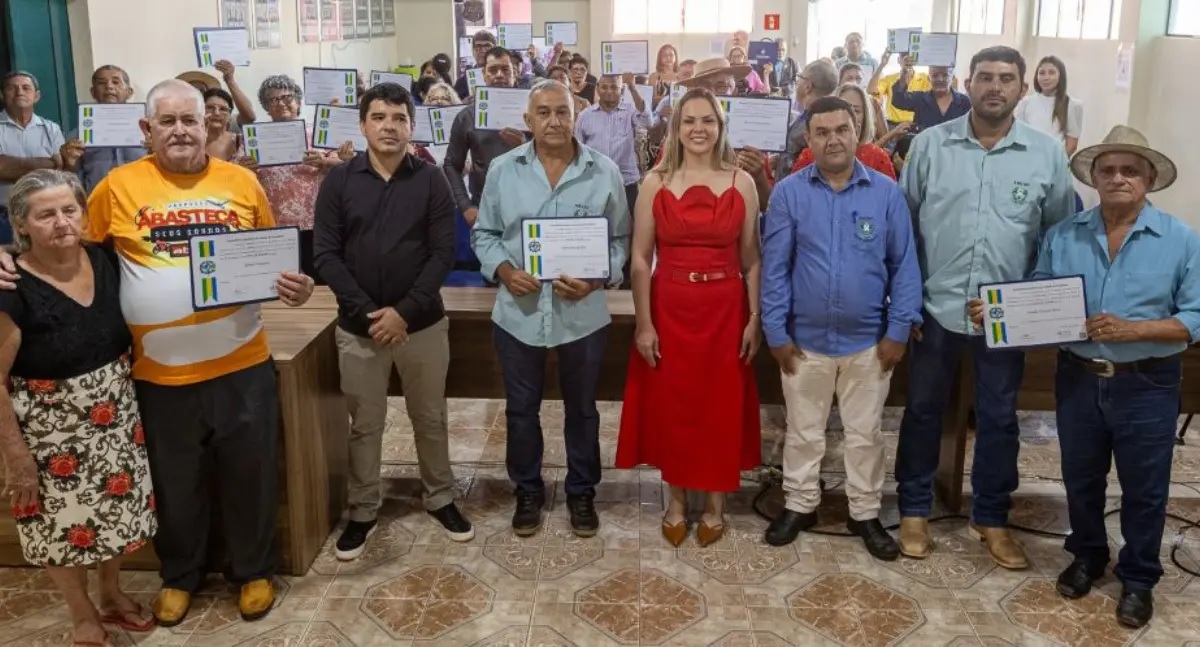 Deputada Cláudia de Jesus homenageia pioneiros de Corumbiara em sessão solene da Assembleia Legislativa
