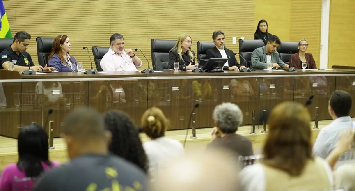 Deputada Ieda Chaves lidera audiência sobre proteção animal na ALE/RO