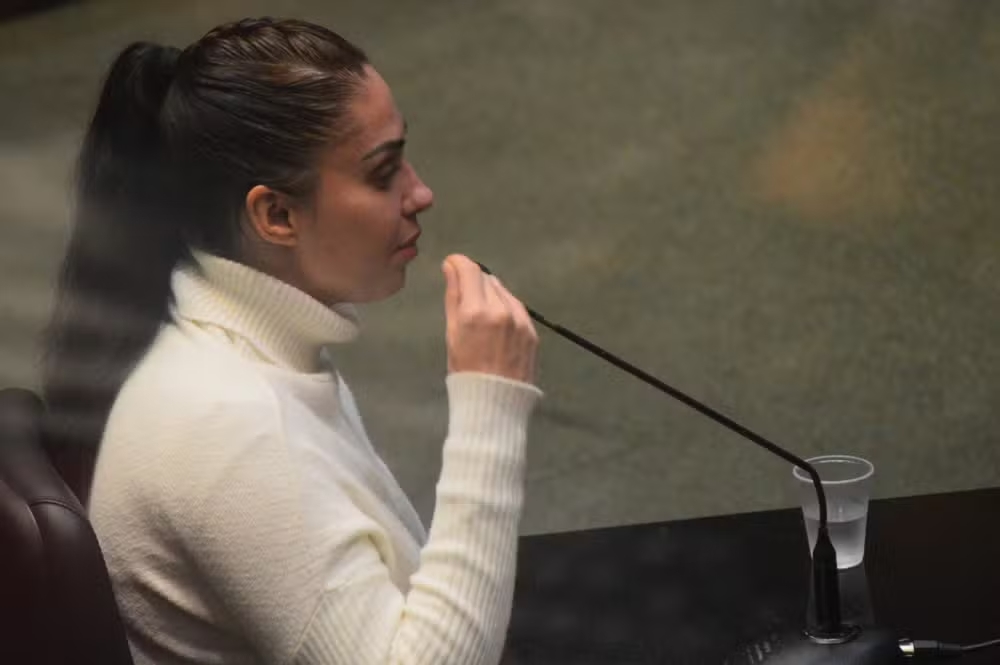 Monique Medeiros, mãe de Henry Borel, se entrega à polícia